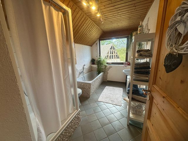 Wannen- Duschbad Blick 2 Einfamilienhaus Lindlar
